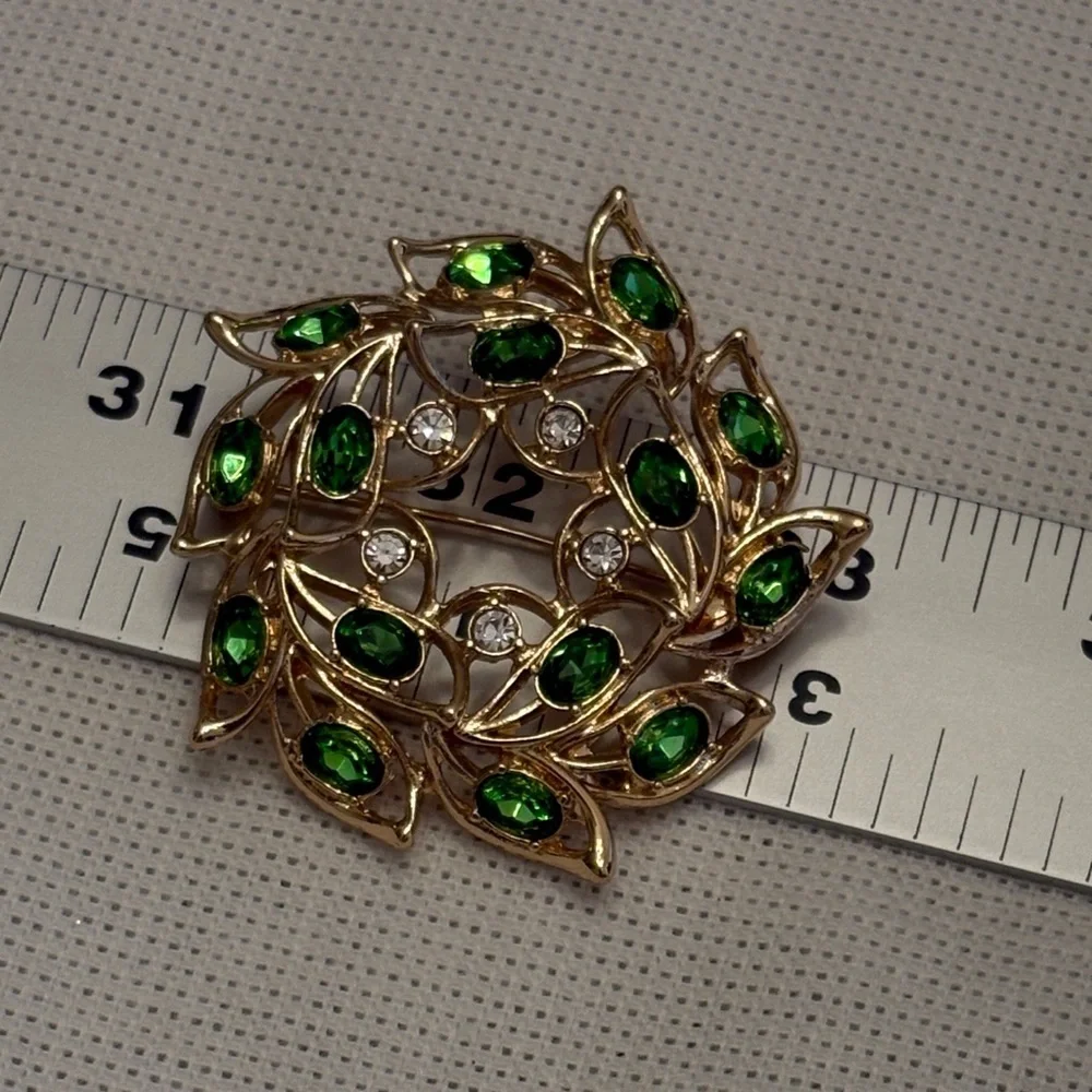 Avon Fashions Elegant Gold and Green Leaf Brooch NNT Rhinestones